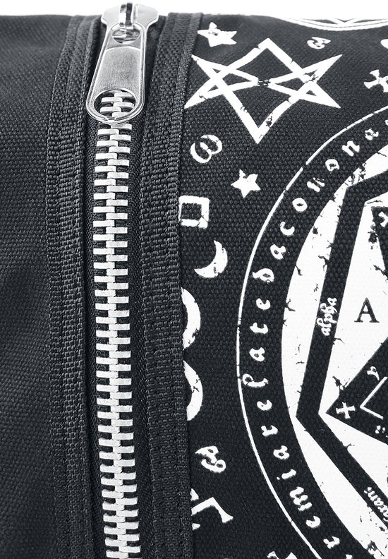 Close-up van een rits en witte occulte print op een zwarte tas.
