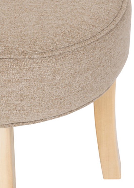 Detail van het beige stoffen krukje met houten poot.