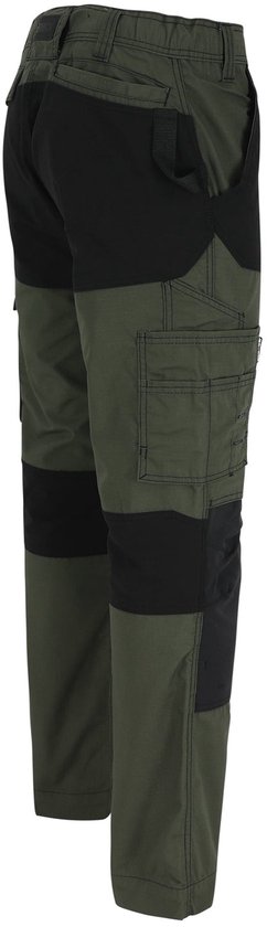 Zijkant van een groene en zwarte werkbroek met knie- en cargozakken.