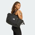 Vrouw met zwarte Adidas sporttas over de schouder gedragen.