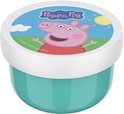 Boîte à goûter turquoise avec motif Peppa Pig. Contient des fruits.