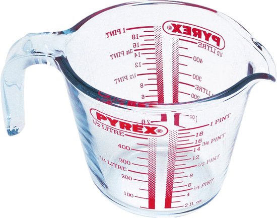 Glazen Pyrex maatbeker van 0,5 liter met rode maataanduidingen.