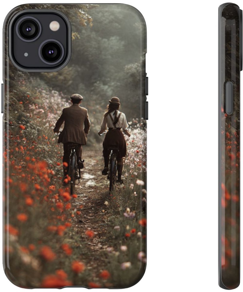 Fietsend Stelletje op Bloemenpad – Telefoonhoesje Geschikt voor iPhone 14 Plus