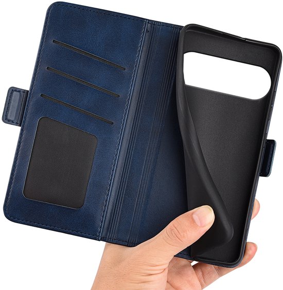 Blauwe portemonnee hoes, opengeklapt, met ruimte voor kaarten en een telefoonhoes. Hand wordt getoond.