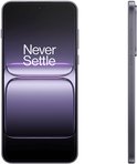 Voorkant en zijkant van een donkergrijze OnePlus smartphone met 'Never Settle' op het scherm.