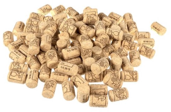 Grande pile de bouchons avec des verres à vin et des grappes de raisins imprimés.