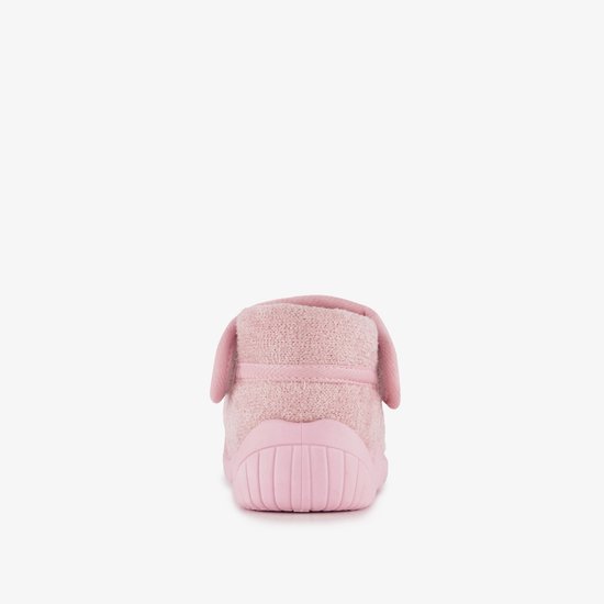 Roze pantoffel, de achterkant met klittenbandsluiting.