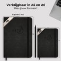 Zwart A5 en A6 notitieboek met slot-icoon, naast elkaar met afmetingen en tekst "Verkrijgbaar in A5 en A6".