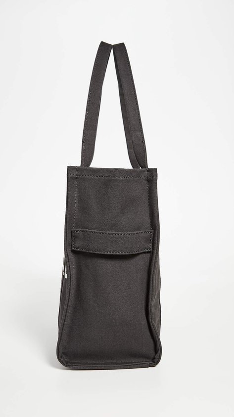 Zijkant van zwarte canvas tas van Marc Jacobs met een opgestikte zak.
