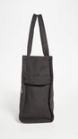 Zijkant van zwarte canvas tas van Marc Jacobs met een opgestikte zak.