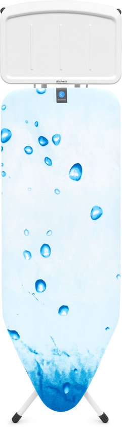 Strijkplank met witte hoes met blauwe waterdruppels, staande op witte poten.