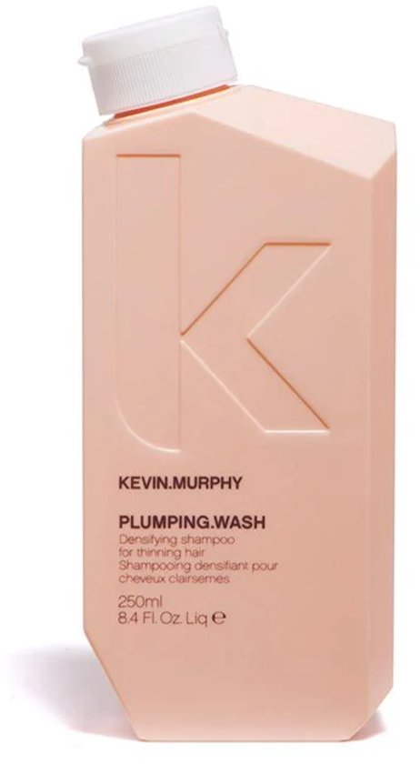 Perzikkleurige fles KEVIN.MURPHY PLUMPING.WASH shampoo met grote witte K.