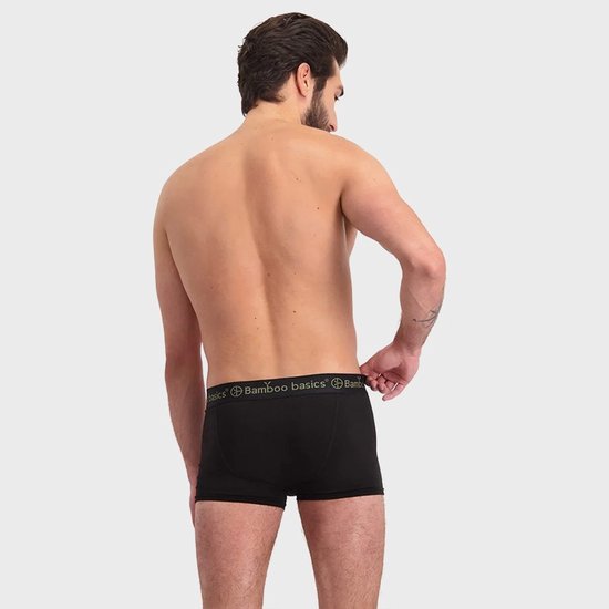 Man van achteren gezien met zwarte boxershorts, elastische band met 'Bamboo basics' erop.