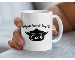 Mama Knows How to Cook Mug, Cooking Mama Gift, Mom Chef Mug, Kitchen Decor Mug, Gift for Foodie, Food Lover Gift Idea