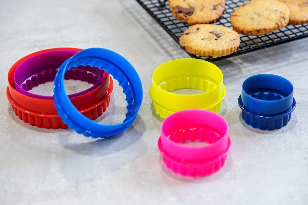 Famanu - koekjes-uitstekerset, 6-delig, glad en geribbeld – kleurrijk