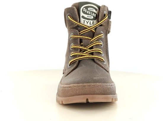 Bruine Develab halfhoge schoen met gele veters, rits en "Develab Style" logo.
