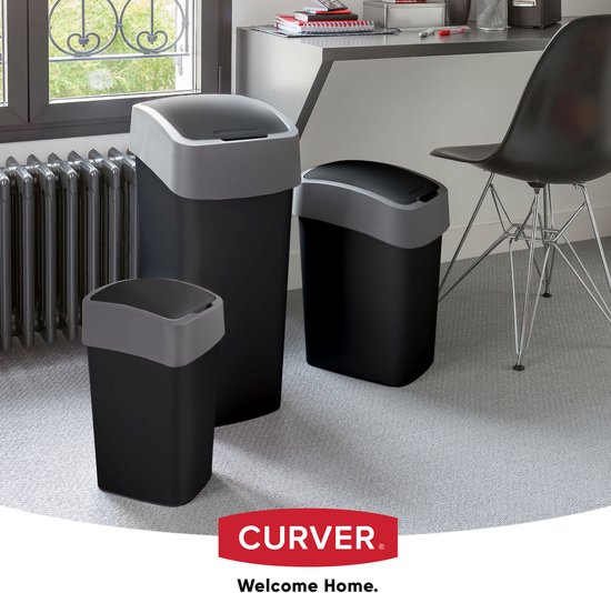 Trois poubelles noires Curver avec couvercles gris dans un salon.