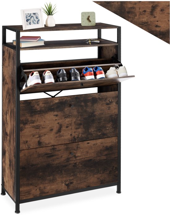 Armoire à chaussures marron foncé avec cadre en métal noir, portes ouvertes avec des chaussures à l'intérieur. Des décorations sont sur l'étagère supérieure.