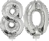 80 jaar leeftijd feestartikelen/versiering cijfers ballonnen op stokje van 41 cm - Combi van cijfer 80 in het zilver