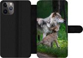 Bookcase Geschikt voor iPhone 11 Pro Max telefoonhoesje - Wolf - Baby - Bos - Met vakjes - Wallet case met magneetsluiting