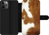 Bookcase Geschikt voor iPhone 11 Pro Max telefoonhoesje - Een gevlekte koeienhuid - Met vakjes - Wallet case met magneetsluiting