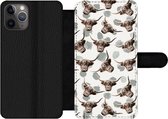 Bookcase Geschikt voor iPhone 11 Pro telefoonhoesje - Koe - Schotse hooglander - Dieren - Met vakjes - Wallet case met magneetsluiting