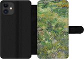 Bookcase Geschikt voor iPhone 11 telefoonhoesje - Grasveld met bloemen en vlinders - Vincent van Gogh - Met vakjes - Wallet case met magneetsluiting