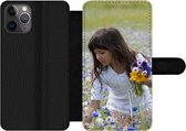Bookcase Geschikt voor iPhone 11 Pro Max telefoonhoesje - Meisje - Bloemen - Weide - Met vakjes - Wallet case met magneetsluiting