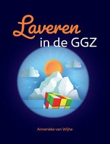 Boekomslag met de titel 'Laveren in de GGZ'. Een Rubiks kubus ligt voor witte bergen onder een oranje zon.