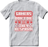 Gamers don't die pixel T-shirt | Neon Rood | Gaming kleding | Grappig game verjaardag cadeau shirt Heren – Dames – Unisex | - Licht Grijs - Gemaleerd - M