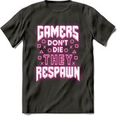 Gamers don't die T-shirt | Neon Roze | Gaming kleding | Grappig game verjaardag cadeau shirt Heren – Dames – Unisex | - Donker Grijs - 3XL