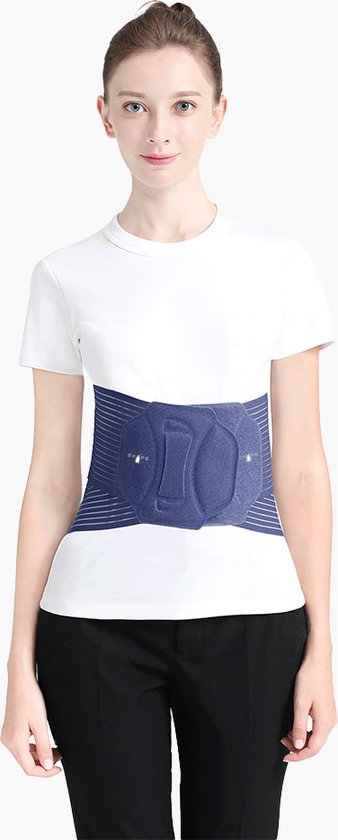 Vrouw van voren, met een donkerblauwe rugbrace aan. De brace heeft een gestreept patroon en verstevigingen.