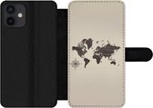 Bookcase Geschikt voor iPhone 12 telefoonhoesje - Wereldkaart - Hout - Bruin - Met vakjes - Wallet case met magneetsluiting