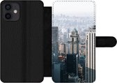 Bookcase Geschikt voor iPhone 12 telefoonhoesje - New York - Skyline - Mist - Met vakjes - Wallet case met magneetsluiting