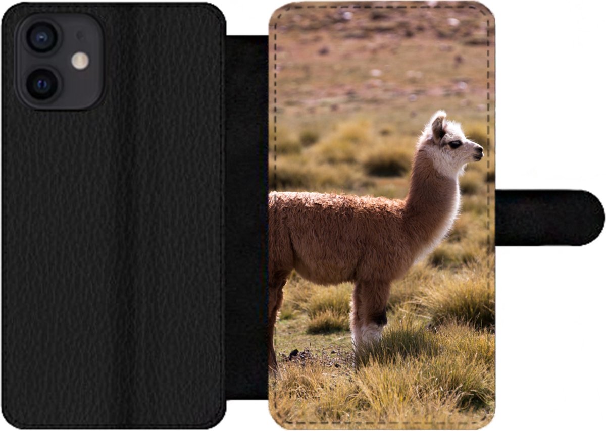 Telefoonhoesje Geschikt voor iPhone 12 telefoonhoesje - Alpaca - Bruin - Natuur - Met vakjes - Wallet case met magneetsluiting