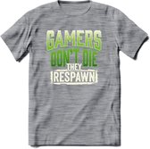 Gamers don't die T-shirt | Groen | Gaming kleding | Grappig game verjaardag cadeau shirt Heren – Dames – Unisex | - Donker Grijs - Gemaleerd - XL