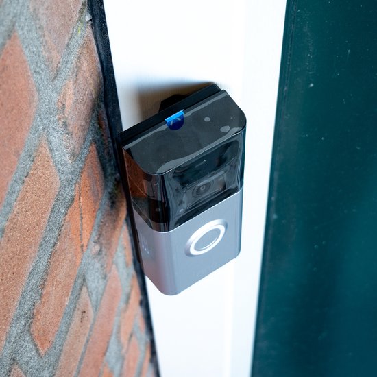 Ring deurbel aan de muur gemonteerd, met zichtbare camera en blauw lampje.