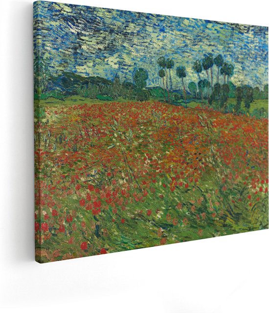 Een schilderij, schuin van voren gezien, van een veld vol rode klaprozen, met op de achtergrond bomen onder een blauwe, wervelende lucht.