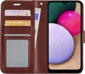 Bruine telefoonhoes met pasjes en briefgeld, geopend, met Samsung Galaxy A03s.