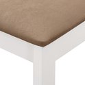 Détail du coin de l'assise en tissu marron et des pieds en bois blanc d'une chaise de salle à manger.