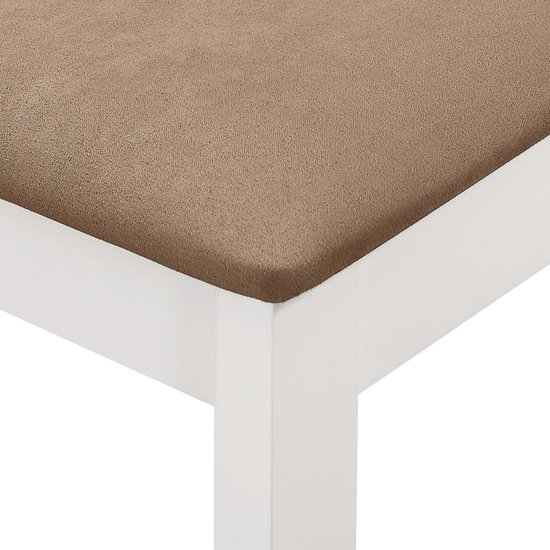 Détail du coin de l'assise en tissu marron et des pieds en bois blanc d'une chaise de salle à manger.