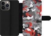 Bookcase Geschikt voor iPhone 13 Pro telefoonhoesje - Camouflage patroon met rode accenten - Met vakjes - Wallet case met magneetsluiting - Verjaardag cadeau tiener