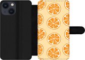 Bookcase Geschikt voor iPhone 13 Mini telefoonhoesje - Fruit - Sinaasappel - Tropisch - Met vakjes - Wallet case met magneetsluiting