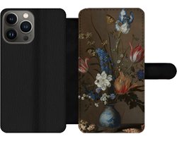 Telefoonhoesje Geschikt voor iPhone 13 Pro Max telefoonhoesje - Bloemen in een Wan-Li vaas en schelpen - Schilderij van Balthasar van der Ast - Met vakjes - Wallet case met magneetsluiting