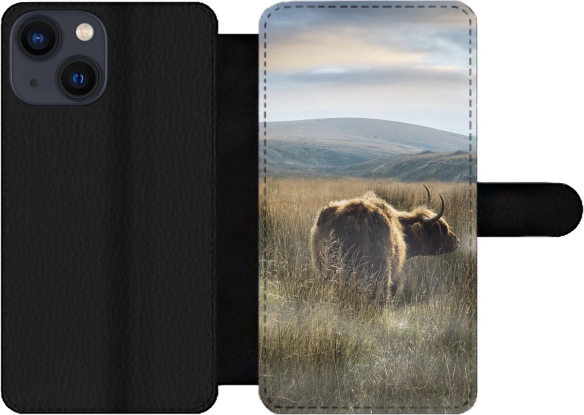 Telefoonhoesje Geschikt voor iPhone 13 Mini telefoonhoesje - Schotse Hooglanders - Mist - Gras - Met vakjes - Wallet case met magneetsluiting