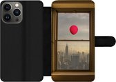 Bookcase Geschikt voor iPhone 13 Pro Max telefoonhoesje - Rode ballon vliegt langs raam in New York - Met vakjes - Wallet case met magneetsluiting