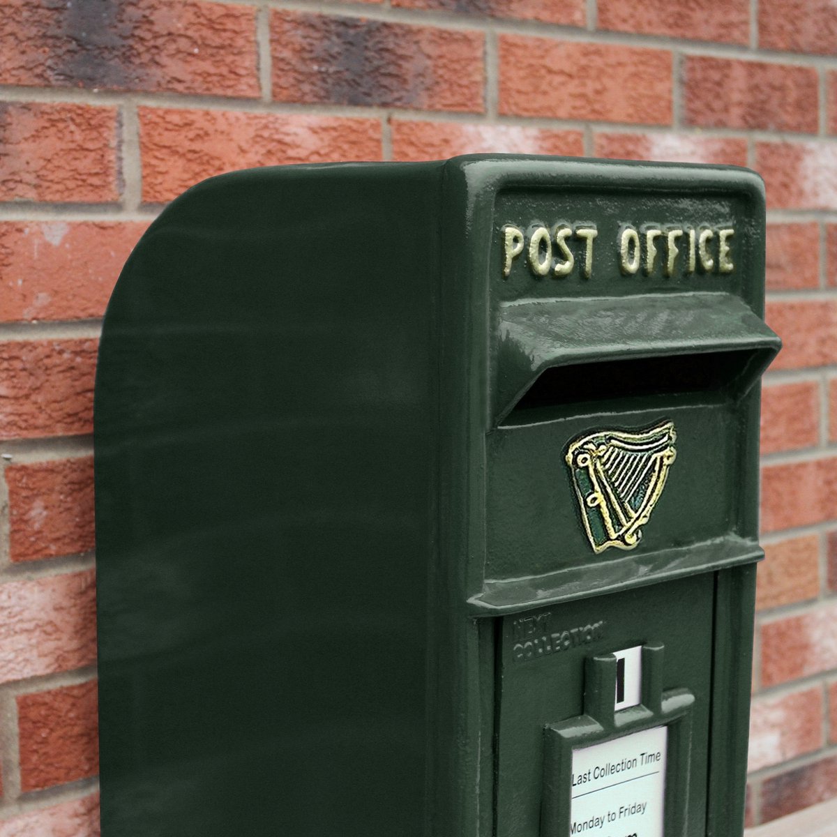 Groene brievenbus - 24x37x57 cm - gewichtscapiciteit: tot 200 brieven - Inclusief muurbeugel - Afsluitbaar - 2 gouden sleutels - Ierse mailbox