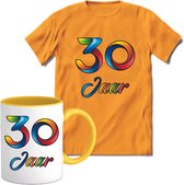 30 Jaar Vrolijke Verjaadag T-shirt met mok giftset Geel | Verjaardag cadeau pakket set | Grappig feest shirt Heren – Dames – Unisex kleding | Koffie en thee mok | Maat M