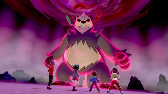 Een grote panda-Pokémon met een paars aura en vier mensen die ernaar kijken.