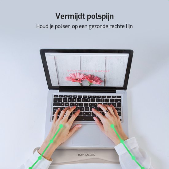 Bovenaanzicht van een persoon die typt op een laptop, met groene lijnen die een gezonde polspositie aangeven.
